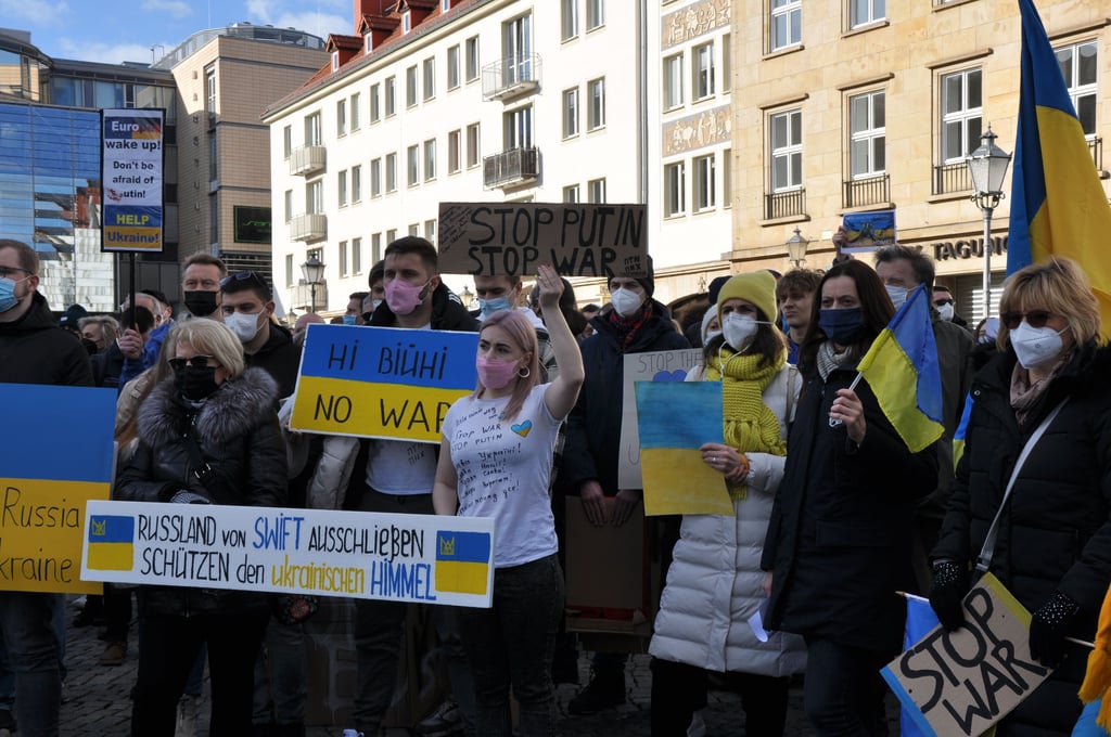 27. Februar 2022, Alter Markt: Tage nach dem Angriff Putins auf die Ukraine demonstrieren mehr als 1000 schockierte Magdeburger zur Kundgebung "Stop the war" für Frieden. Neun Monate später dauert der Krieg samt Flüchtlingsstrom an.