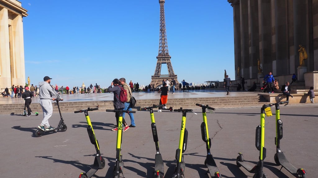 E-Tretroller zum Mieten auf der Place du Trocadero - Auch in Paris sind Touristen und Einheimische oft recht unvorsichtig unterwegs. Die Stadt denkt nun über ein Verbot nach.