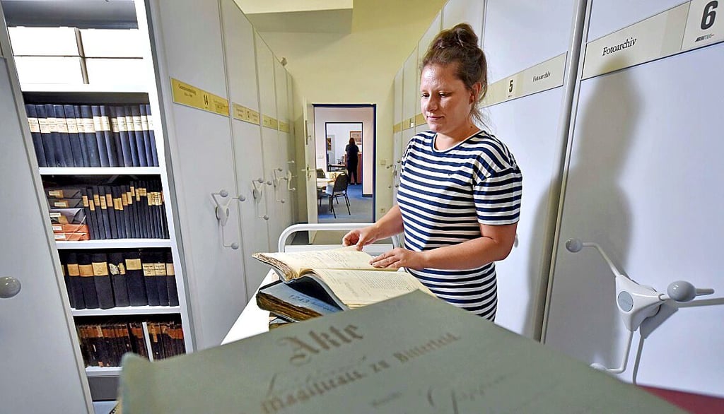 Dana Kubitschek, Mitarbeiterin im Stadtarchiv, blättert schon einmal in alten Unterlagen.