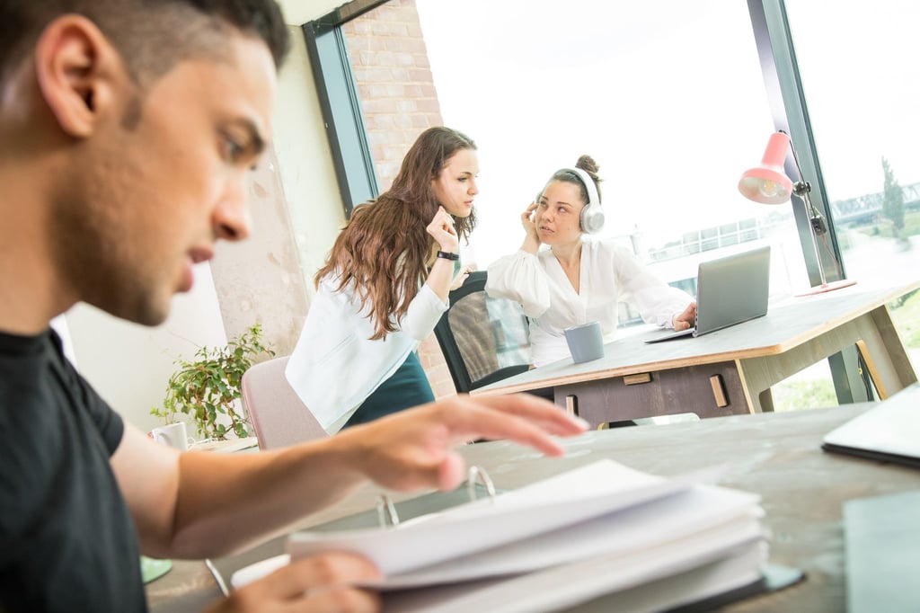 Nur mal über die Schulter schauen: Beim Probearbeiten darf ein Arbeitgeber Bewerberinnen und Bewerber nicht komplett in die Arbeitsabläufe einspannen.