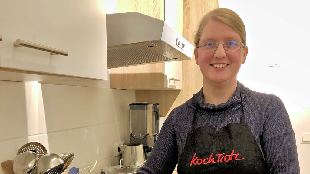 Kim Ludwig zeigt ihre Spekulatius-Plätzchen nach einem Rezept von 1925.