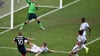 Manuel Neuer pariert den Schuss von Frankreichs Karim Benzema im WM-Viertelfinale 2014.