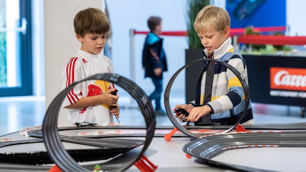 Früh am Drücker: Für kleinere Kinder gibt es spezielle Bahnen - Anhaltspunkte können auch Altersempfehlungen der Hersteller geben.