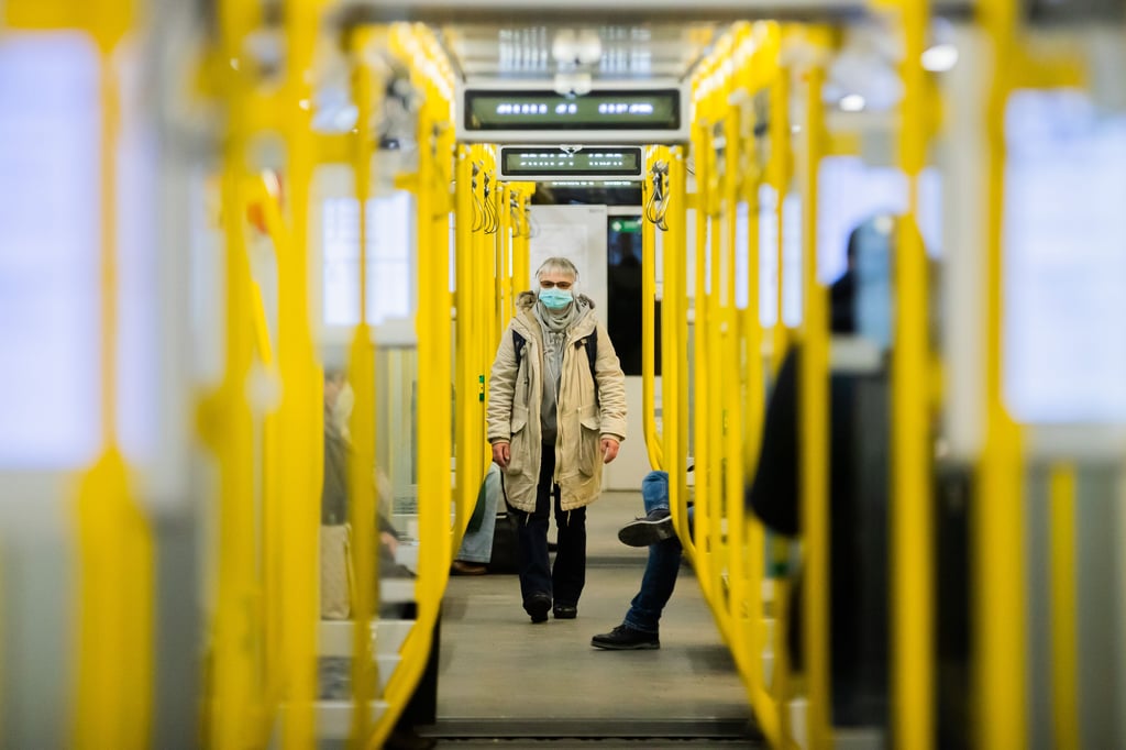 Derzeit ist unklar, wie lange die Maskenpflicht in Bus und Bahn noch gelten soll.