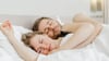 Ein Eule kann in der Beziehung für körperliche Nähe sorgen, wenn sie zunächst früh mit der Lerche zusammen ins Bett geht, aber später für eine Weile wieder aufsteht.