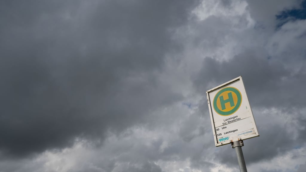 Viele Menschen fühlen sich an ihrem Wohnort einer Umfrage zufolge nicht gut mit Bus und Bahn angebunden. Dabei stört sie vor allem die Taktung.