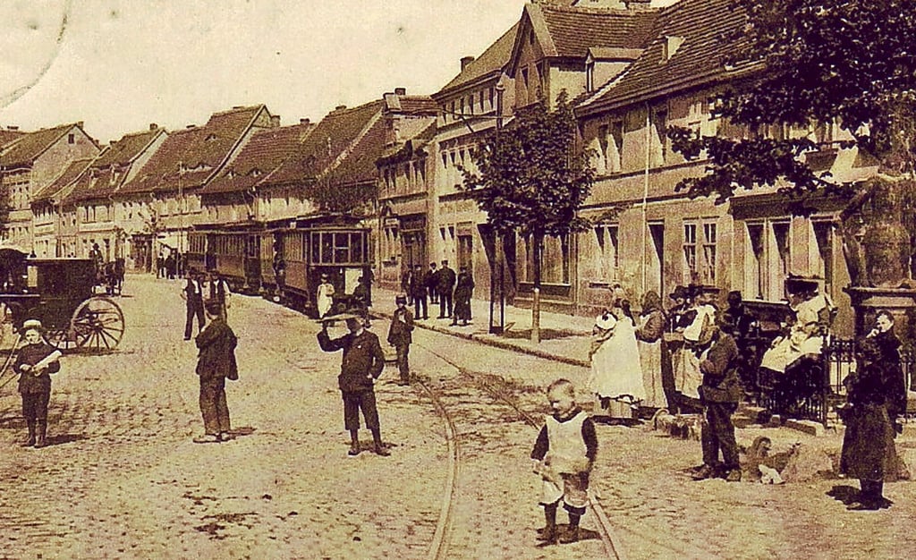 Auf dem Breiten Weg in Eisleben zwischen Neustädter Rathaus und Einmündung Sangerhäuser Straße befand sich ein Ausweichgleis, auf dem die Bahn den Gegenverkehr abwarten musste.