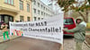 Bei der Demonstration vor der Ausländerbehörde des Salzlandkreises in Bernburg wurden neben etlichen Redebeiträgen auch verschiedene Banner mit Sprüchen präsentiert. Rund 30 Menschen beteiligten sich an der Aktion.