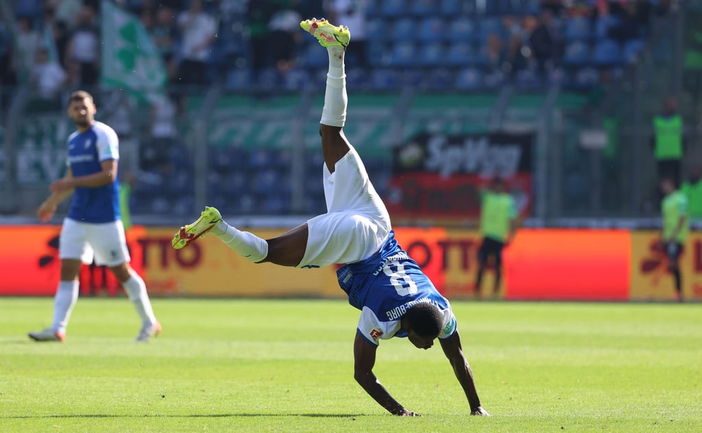 Gegen Fürth jubelte Moritz-Broni Kwarteng vom 1. FC Magdeburg artistisch über seinen Siegtreffer.