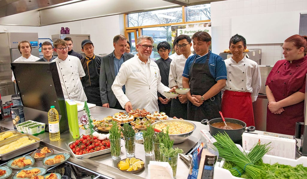 Zur Übergabe der neuen Lehrküche im Berufsschulzentrum bereiteten die Schützlinge von Leiter Thomas Wolffgang (Bildmitte) ein Büffet zu.