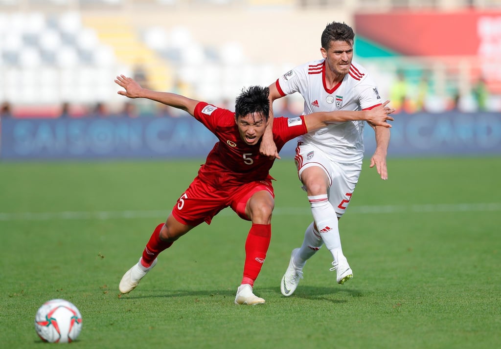 Voria Ghafouri (r) bei einem Länderspiel gegen Vietnam im Jahr 2019.
