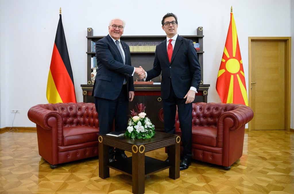 Bundespräsident Frank-Walter Steinmeier (l) hat den nordmazedonischen Präsidenten Stevo Pendarovski in dessen Amtssitz getroffen.