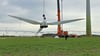 Ganz behutsam setzt der große Kran im Windpark Elster einen gerade demontierten Rotor neben der Bewässerungsanlage ab. Insgesamt werden  hier 43 Windgeneratoren abgebaut, die später durch leistungsstärkere ersetzt werden. Sieben weitere Anlagen sind bereits im Vorjahr demontiert worden.