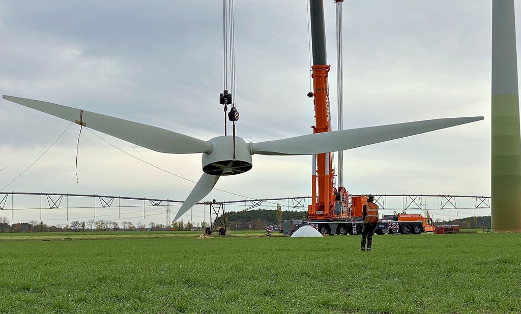 Ganz behutsam setzt der große Kran im Windpark Elster einen gerade demontierten Rotor neben der Bewässerungsanlage ab. Insgesamt werden hier 43 Windgeneratoren abgebaut, die später durch leistungsstärkere ersetzt werden. Sieben weitere Anlagen sind bereits im Vorjahr demontiert worden.