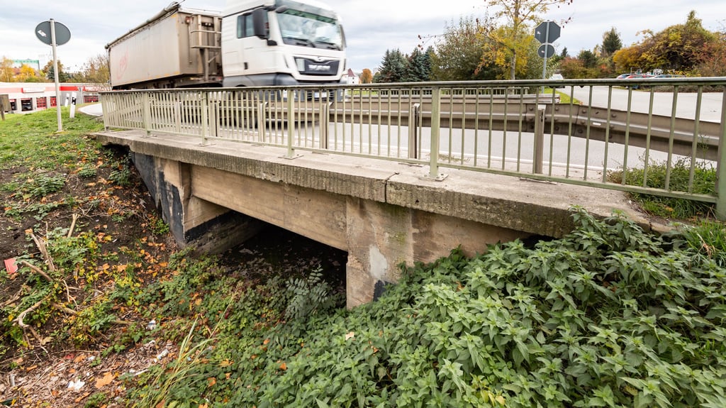 Die Brücke über den Floßgraben in Grana, über die die B180 jetzt verläuft, ist nicht in bestem Zustand.
