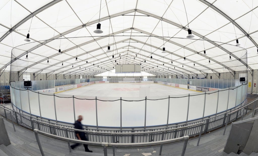 War von Anfang an als Provisorium geplant, stand aber kürzer als gedacht: Von September 2013 bis Februar 2014 stand das Eiszelt auf dem Bruckdorfer Messegelände.
