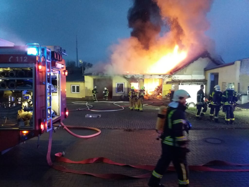 Wegen eines Brandes eines Lagers in Gernrode waren am Mittwochmorgen vier Feuerwehren im Einsatz.