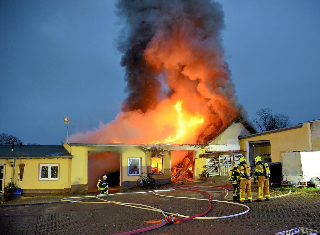 Meterhoch schlugen die Flammen aus der Werkhalle.