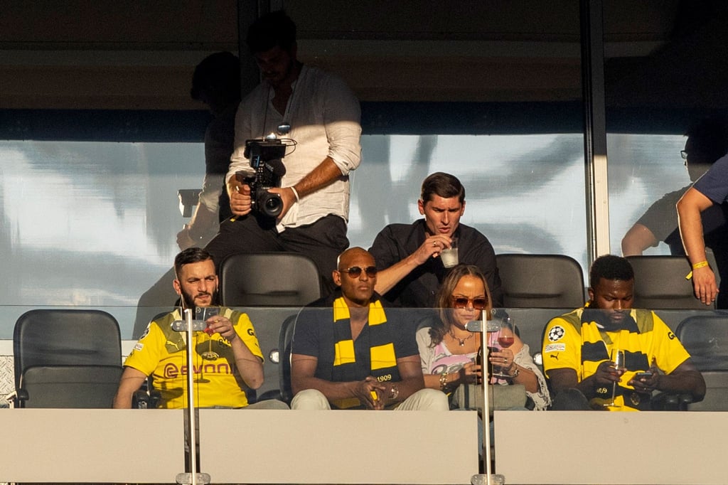 Sébastien Haller (2.v.l.) sitzt bei einem Spiel der Dortmunder auf der Tribüne.