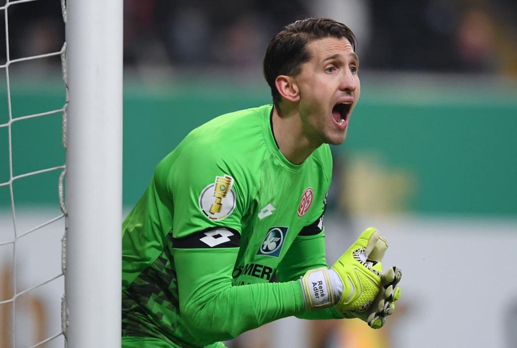 Torwart René Adler wünscht sich mehr Haltung.