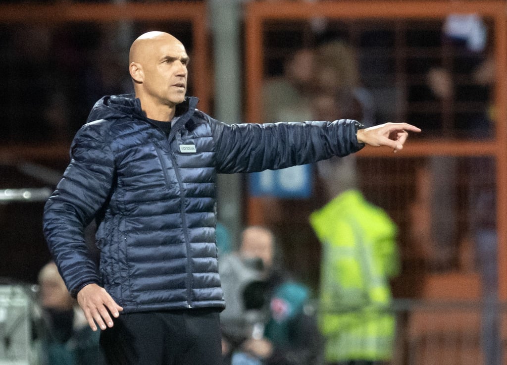 Bochums Trainer Thomas Letsch gestikuliert an der Seitenlinie.