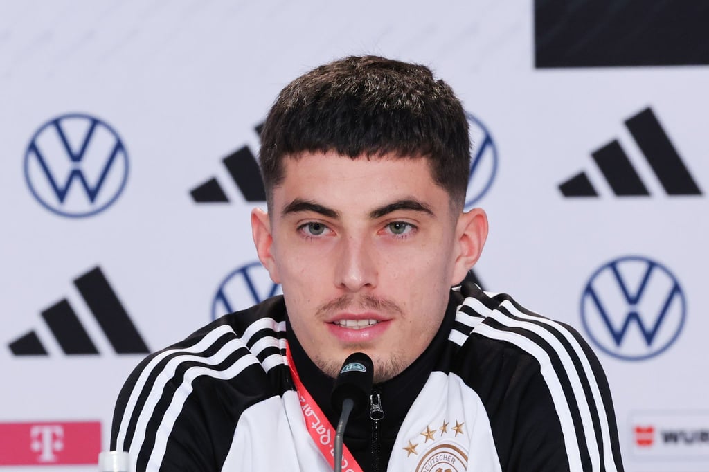 Nationalspieler Kai Havertz spricht auf einer PK.