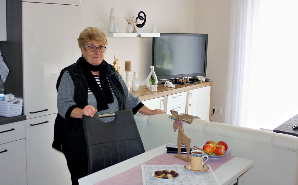 Ingrid Klebbe in der Wohnküche in ihrem neuen Zuhause.