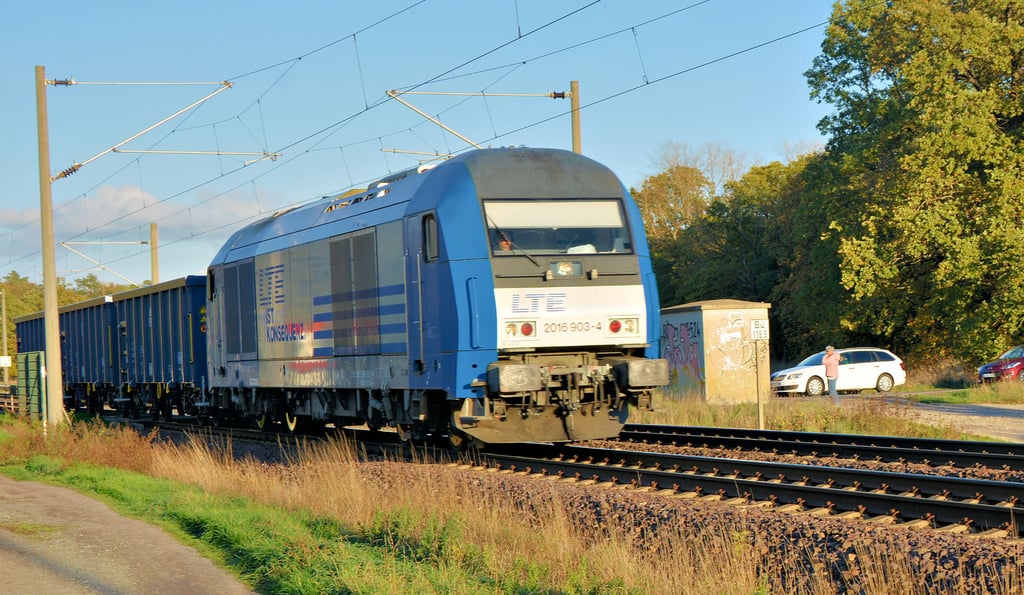 Die Eisenbahnstrecke Berlin-Braunschweig wird auch für den Güterverkehr rege genutzt, weshalb die Schrankenanlage an der Parchauer Chaussee in Burg regelmäßig geschlossen werden muss.