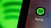 Das Logo der Spotify-App ist auf dem Bildschirm eines Smartphones zu sehen.