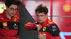 Ferrari-Pilot Charles Leclerc (r) und Teamchef Mattia Binotto im Gespräch.