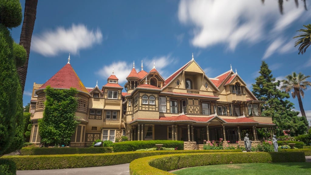 Das Winchester Mystery House gibt sich äußerlich eindrucksvoll, aber innen warten diverse bauliche Kuriositäten.
