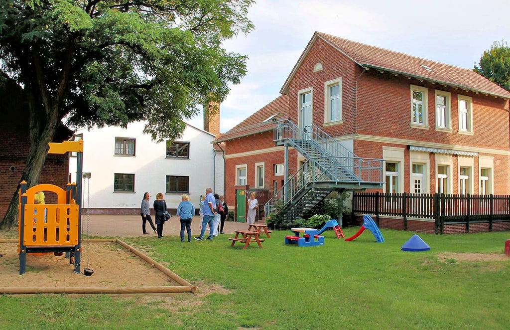 Im Bereich des gelben Spielgeräts soll der Erweiterungsbau für die Kita in Lüderitz entstehen. Es würde die jetzige Kapazität der Einrichtung etwa verdoppeln. Das alte Backstein-Gebäude im Hintergrund soll auch künftig für die Kinderbetreuung genutzt werden, es ist aber als Wohnhaus gebaut worden, seine langfristige Nutzung stellen Stadträte in Frage.