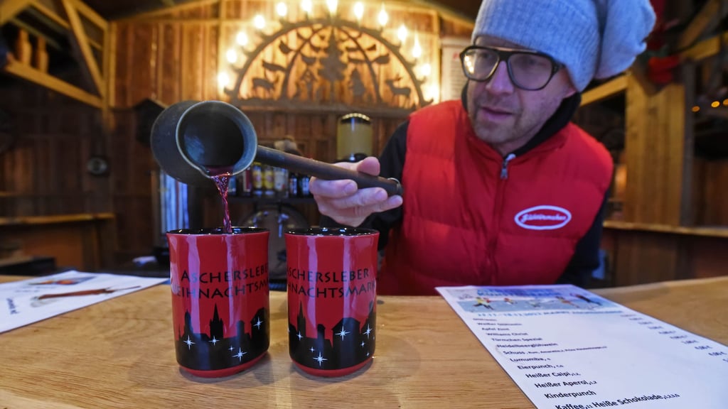 Gastronom und Weihnachtsmarkt-Neuling Mario Spengler schenkt seine Spezalität „Türmchen Spezial“ ein.
