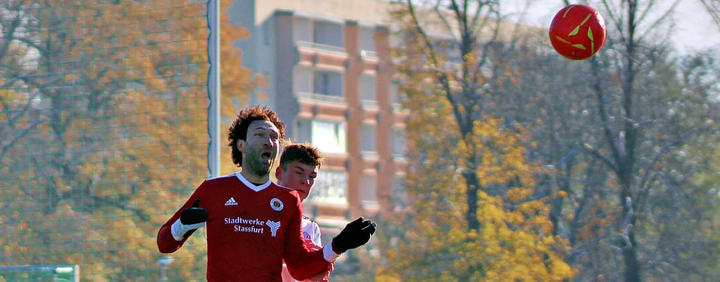 Gegen den Aufsteiger aus Nedlitz müssen es die Staßfurter Kicker um Matthias Härtl (vorne) schaffen, stets einen Schritt schneller zu sein als der Gegner, um zu punkten.