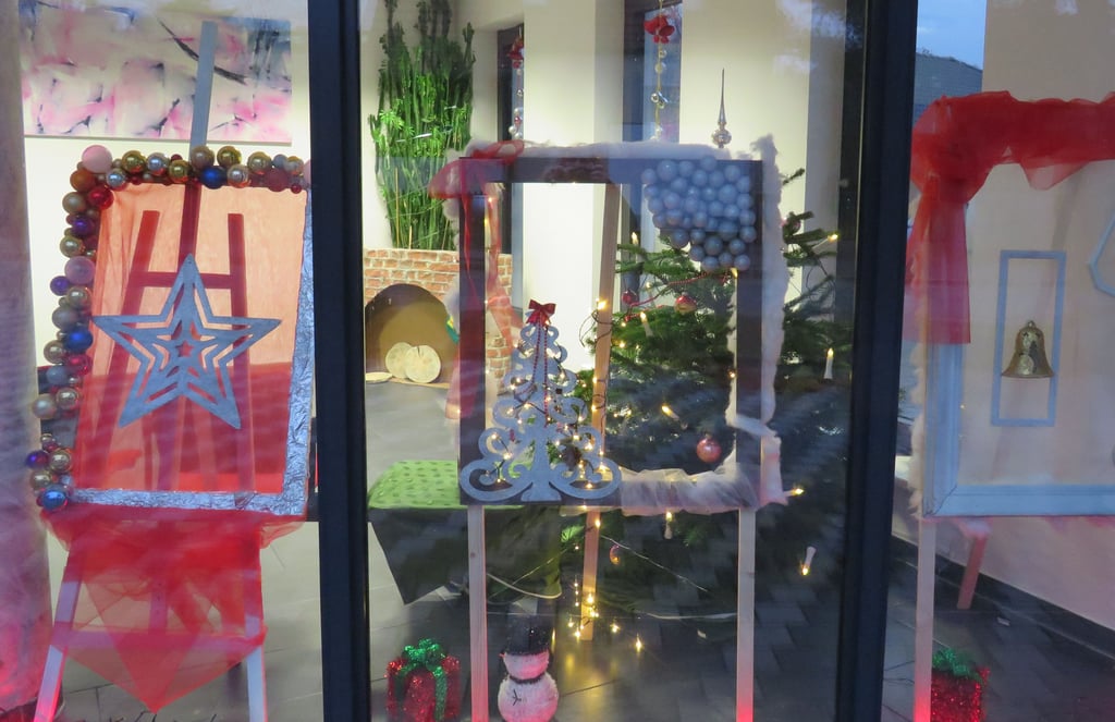 Bürgerzentrum Möser: Große Bilderrahmen weihnachtlich bestückt.
