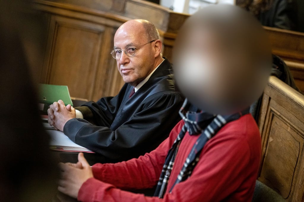 Der Angeklagte (r.) neben seinem Anwalt Gregor Gysi.