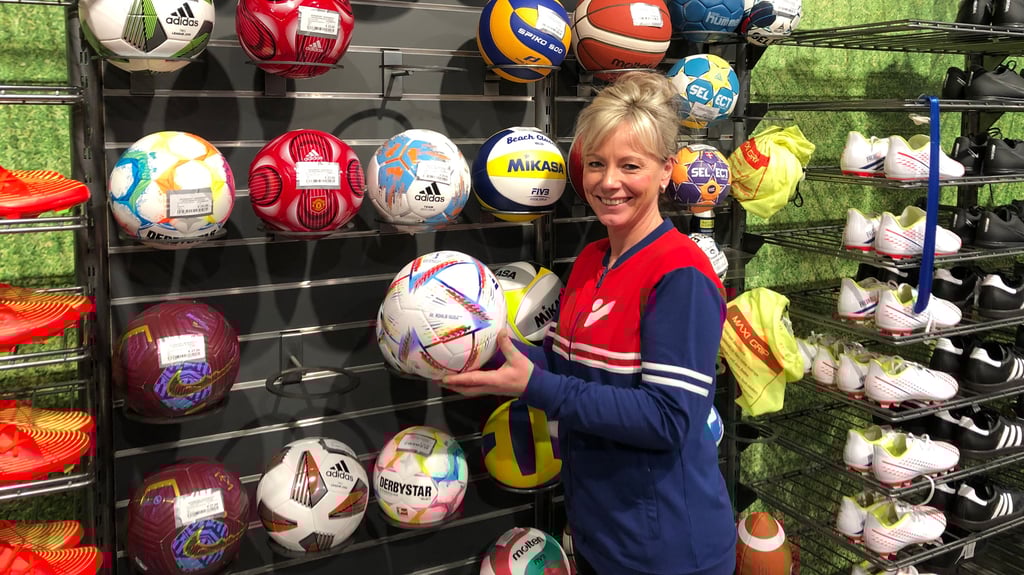 Ladenhüter: Die Nachfrage nach Fifa-Bällen und anderen Fan-Artikeln hält sich laut Mitarbeiterin Yvonne Bergmann in der Intersport-Filiale Heidenreich im Einkaufszentrum in Leißling in Grenzen.