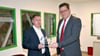 Landrat Christian Tylsch (rechts) ehrt die Annaburger Nutzfahrzeug GmbH als Partner des Brand- und Katastrophenschutzes und überreicht an Geschäftsführer André Lüderitz die Auszeichnung. 