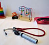 Ein Stethoskop liegt in einer verlassenen Kinderarztpraxis.