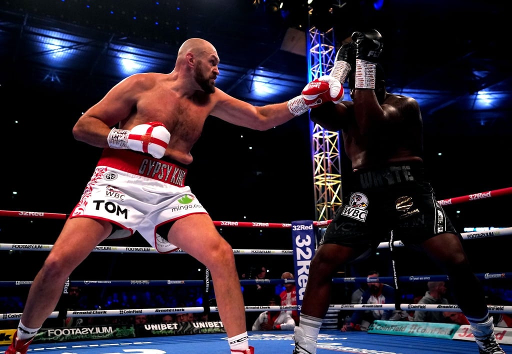 Tyson Fury (l) im Boxkampf mit Dillian Whyte.