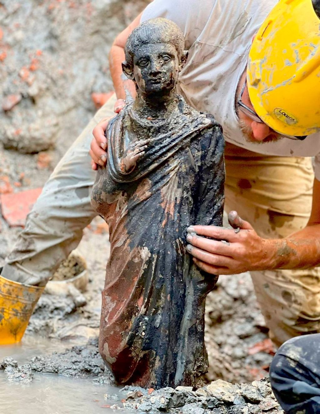Eine der 24 Bronzestatuen, die in der Toskana gefunden wurden.