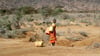 Eine Samburu-Frau holt Wasser im kenianischen Bezirk Samburu. Die Dürreperioden in der Region verschlimmern sich aufgrund des Klimawandels.