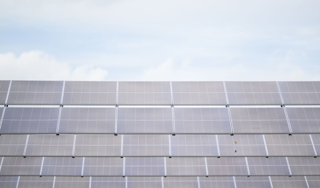 Blick auf die Solarflächen einer Photovoltaik-Anlage.