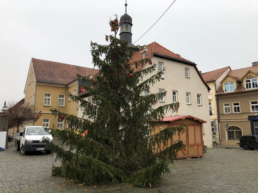 Bis Dienstagmorgen stand der Baum auf dem Weihnachtsmarkt in Teuchern noch recht nackt da. Danach wurde er bunt geschmückt.