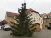 Bis Dienstagmorgen stand der  Baum auf dem Weihnachtsmarkt in Teuchern noch recht nackt da. Danach wurde er bunt geschmückt.