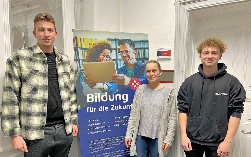 Sind mit der Ausbildung an der Pflegeschule des Johanniter-Krankenhauses in Stendal zufrieden: Paul Tondera (links) und Ralf Fricke mit Schulleiterin Dina Maurer.