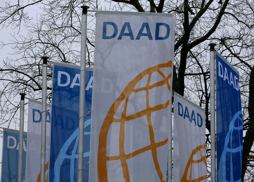 Flaggen am Sitz des Deutschen Akademischen Austauschdienstes (DAAD) in Bonn.