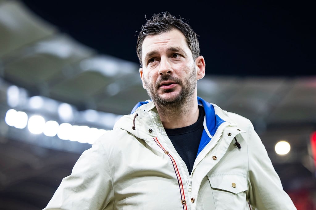 Hertha BSC Berlins Trainer Sandro Schwarz steht vor dem Spiel im Stadion.