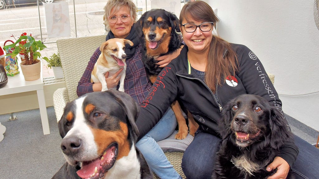Susann Albrecht (links) und Franziska Ladewig  mit ihren vier Hunden Mailo, Lotti, Clara und Bella.