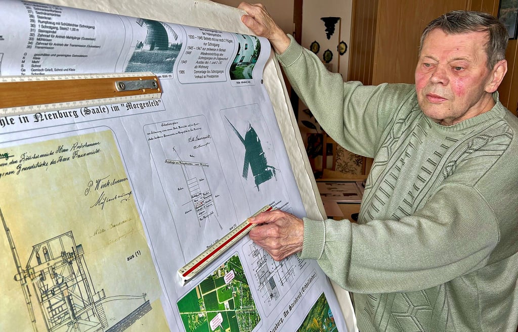 Gerhard Pabsch ist Mühlenexperte aus Nienburg und zeigt eine Grafik vom Aufbau der einstigen Bockwindmühle.
